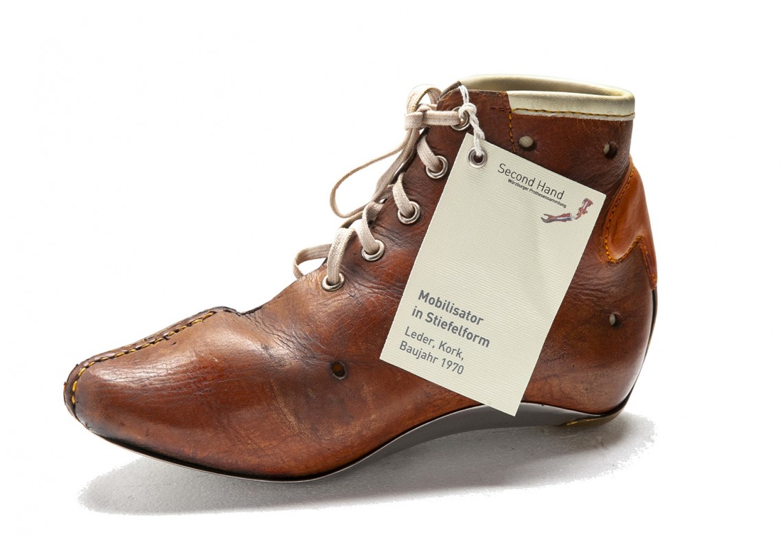 Ein sogenannter Mobilisator-Schuh aus braunem Leder und Kork mit einer Sohle aus Metall