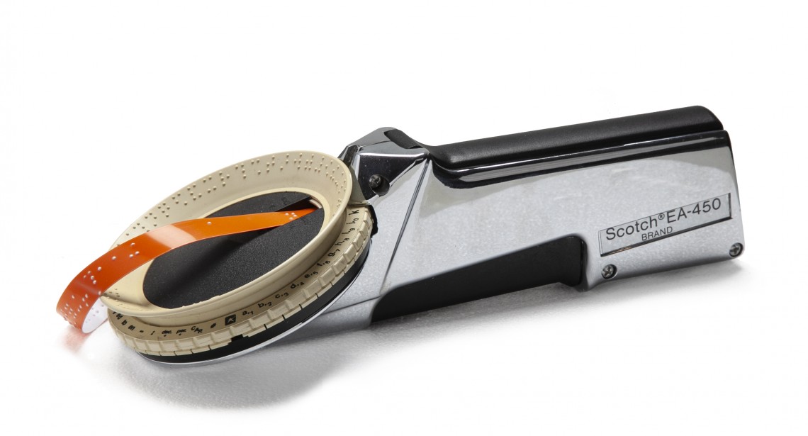 Originalexponat einer Etiketten-Prägemaschine mit der Selbstklebe-Etiketten mit Brailleschrift erzeugt werden können