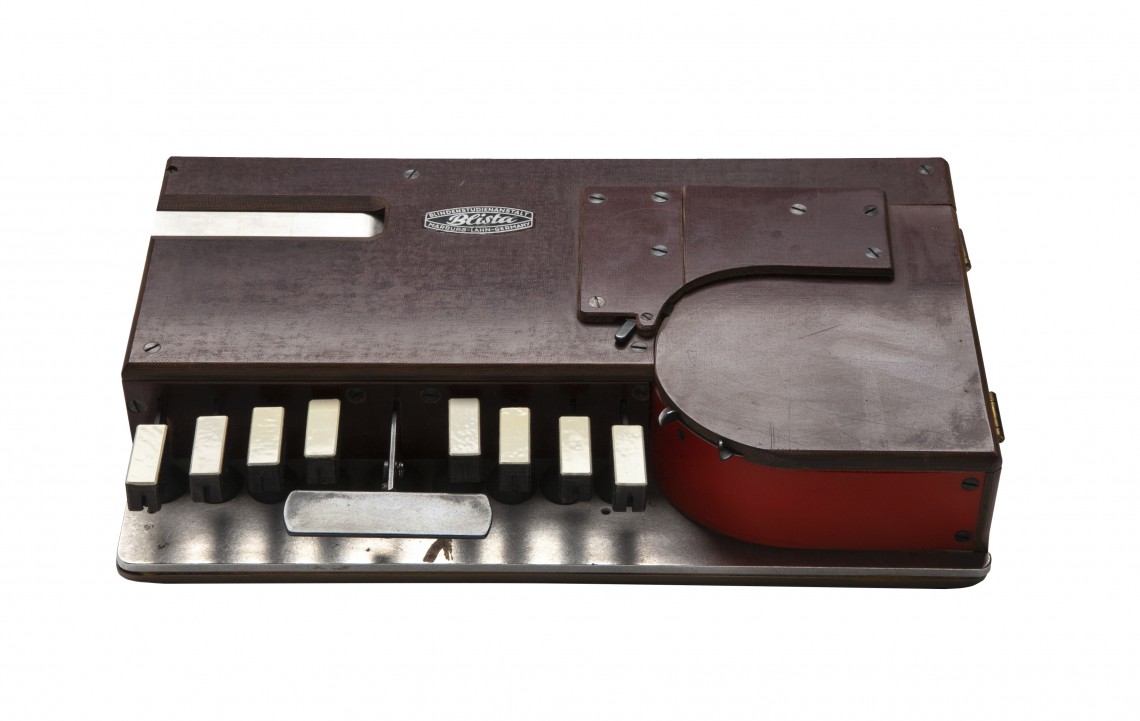 Originalexponat einer historischen Blindenschrift-Stenografiermaschine mit der auf Lochstreifen geschrieben werden konnte