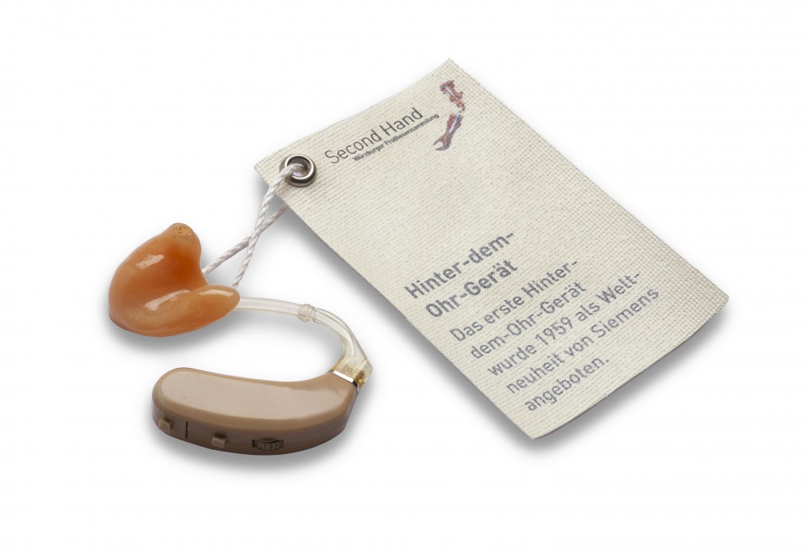 Sogenanntes Hinter-dem-Ohr Hörgerät von circa Ende der neunzehnhundertfünfziger Jahre