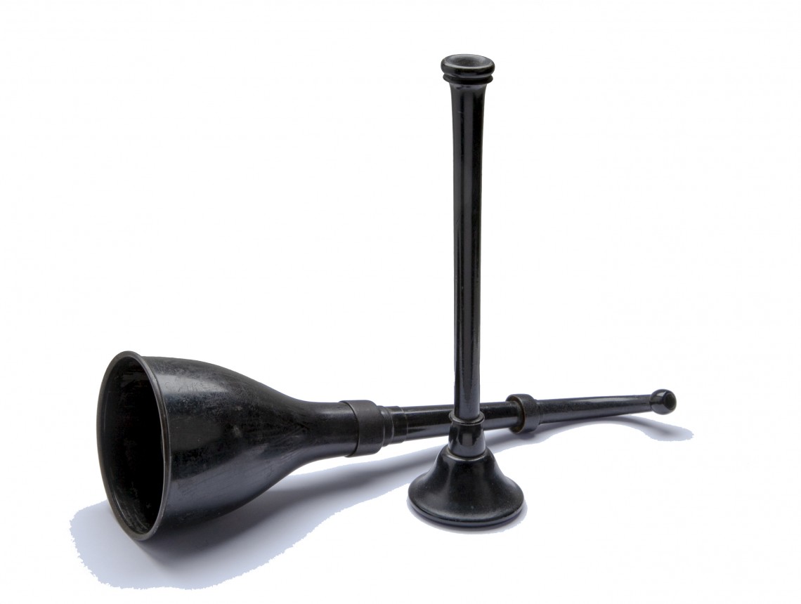 Ein statisches gerades historisches Hörrohr und ein gekröpftes historisches Teleskop-Hörrohr - beide in schwarzer Ausführung