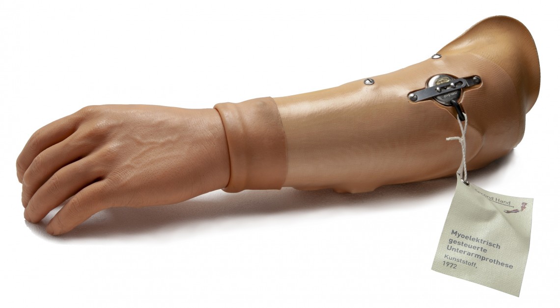 Originalexponat einer myoelektrisch gesteuerten Unterarmprothese aus Kunststoff aus den neunzehnhundertsiebziger Jahren