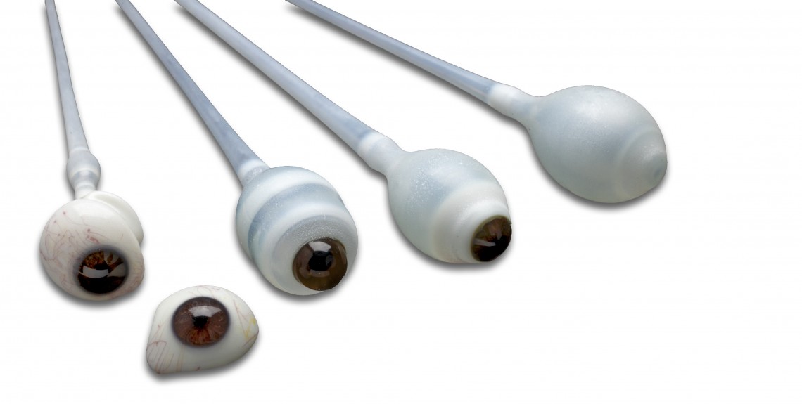 Verschiedene Fertigungsstadien von Kunstaugen aus Glas - umgangssprachlich als Glasaugen bezeichnet