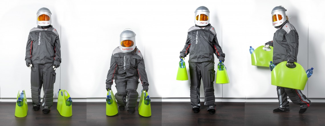 Komposition aus vier Fotos einer jungen Frau mit angelegtem AgeMan Alterssimulationsanzug beim Anheben und Tragen von zwei grünen Einkaufskörben aus Kunststoff