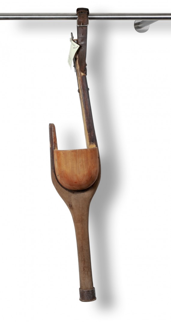 An Kleiderstange hängendes sogenanntes Knieruhebein aus dem Sammlungsbereich der Ausstellung