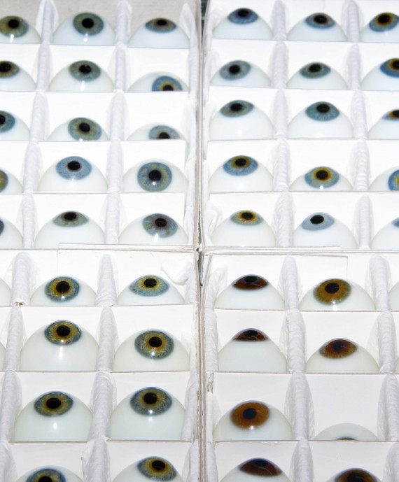 Foto einer Aufbewahrungsschachtel mit vielen unterschiedlichen Kunstaugen aus Glas