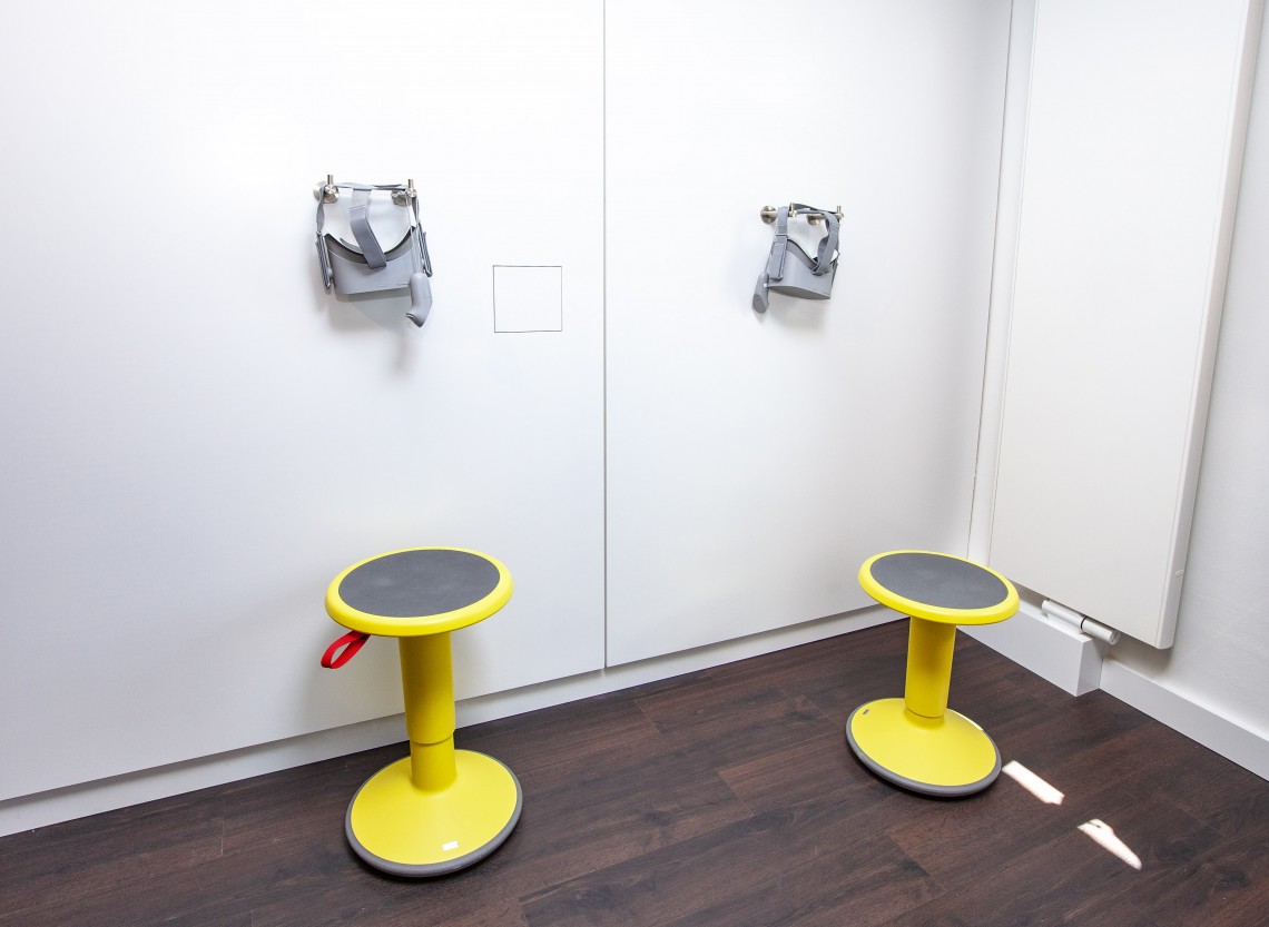 Blick auf zwei Virtual Reality Erlebnisplätze mit an der Wand hängenden VR-Brillen zur Betrachtung von 360 Grad Videos