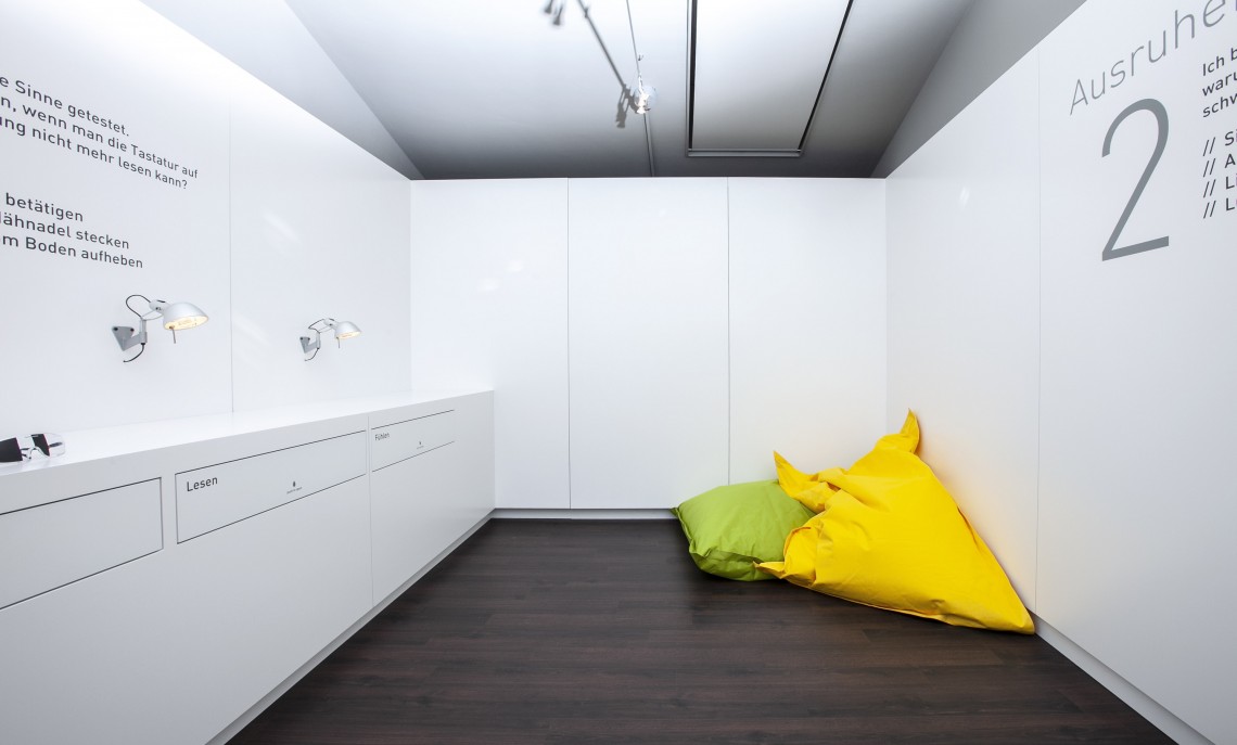 Blick in den AgeMan Geschicklichkeits-Parcours Raum des Selbsterfahrungsbereichs der Würzburger Prothesensammlung