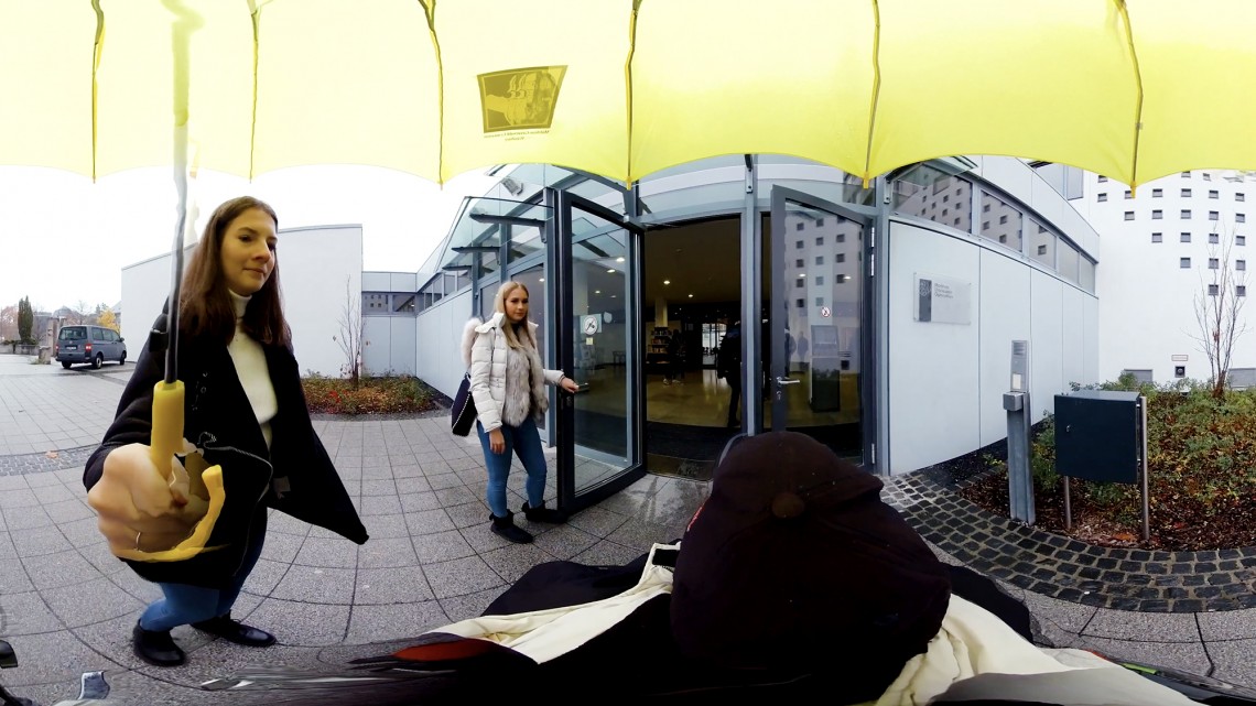 Ausschnitt aus einem 360 Grad Video mit der Darstellung des Schulwegs vom öffentlichen Raum bis zum Sitzplatz im Klassenzimmer aus der Perspektives eines Rollstuhlfahrer - Standbild 2
