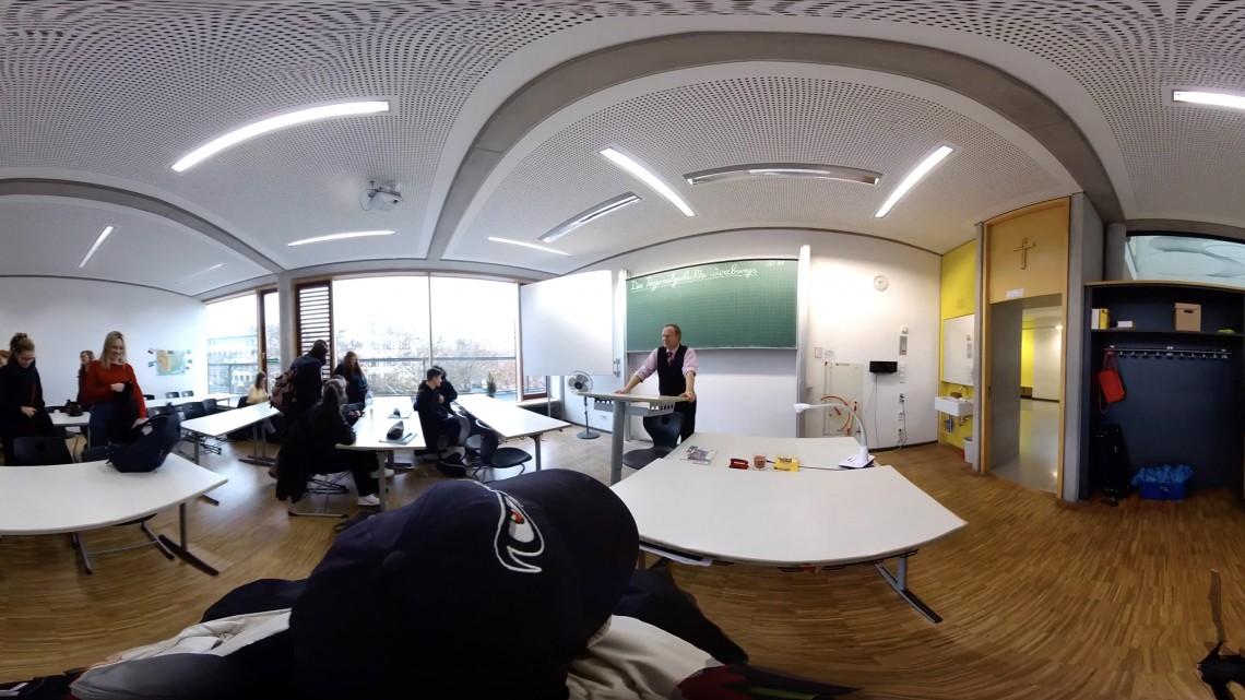 Ausschnitt aus einem 360 Grad Video mit der Darstellung des Schulwegs vom öffentlichen Raum bis zum Sitzplatz im Klassenzimmer aus der Perspektives eines Rollstuhlfahrer - Standbild 6