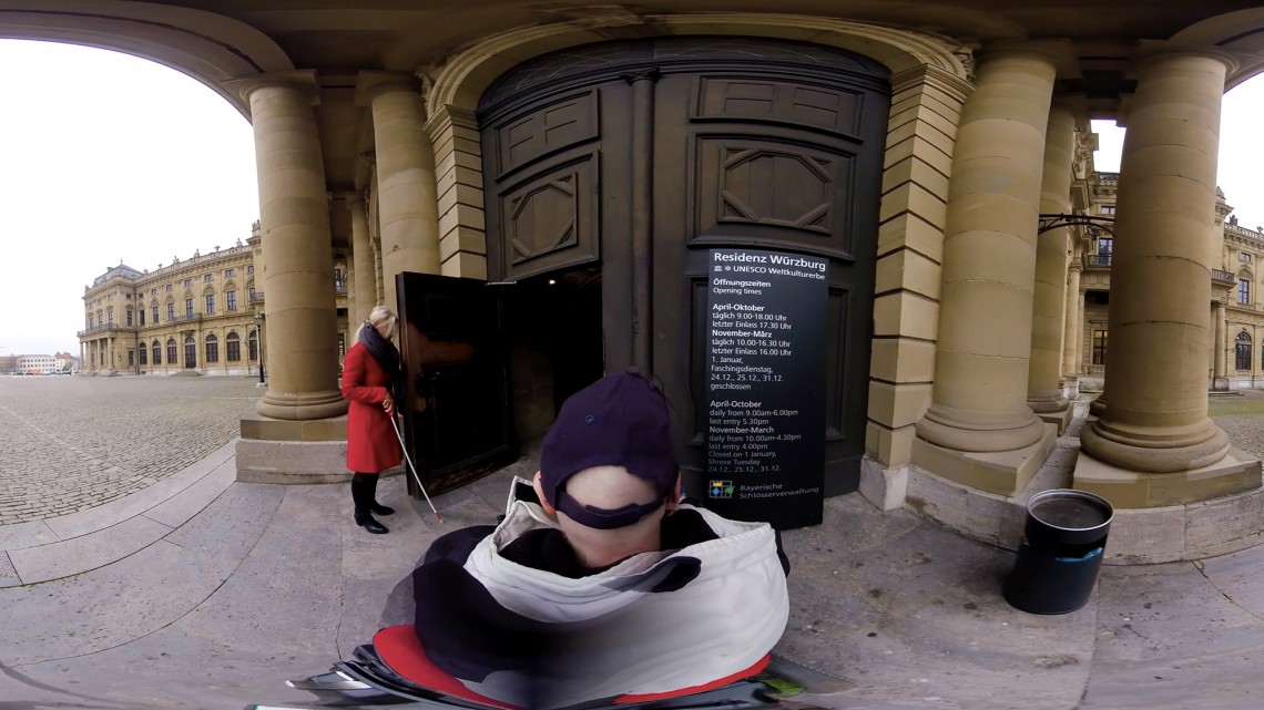 Ausschnitt aus einem 360 Grad Video mit der Darstellung des Besuchs der Würzburger Residenz aus der Perspektive eines Rollstuhlfahrers vom Vorplatz bis zum berühmten Tiepolo Deckenfresko und von verschiedenen Seheinschränkungen - Standbild 2