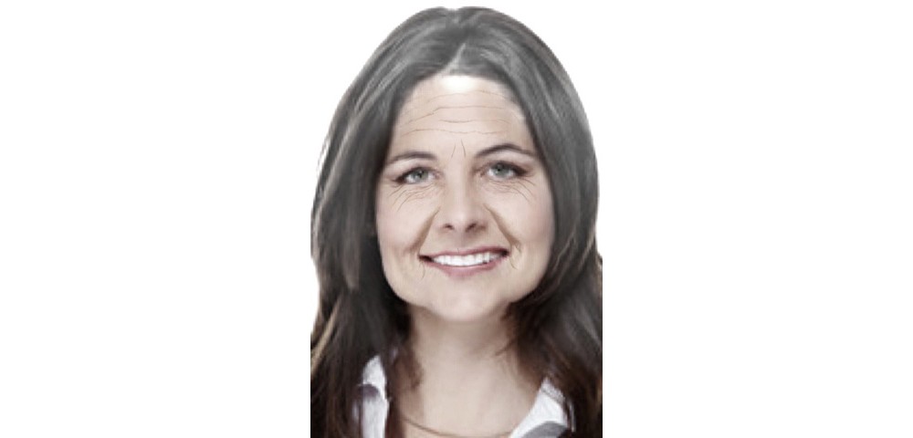 Gesicht einer lächelnden älteren Frau mit langen grauen Haaren
