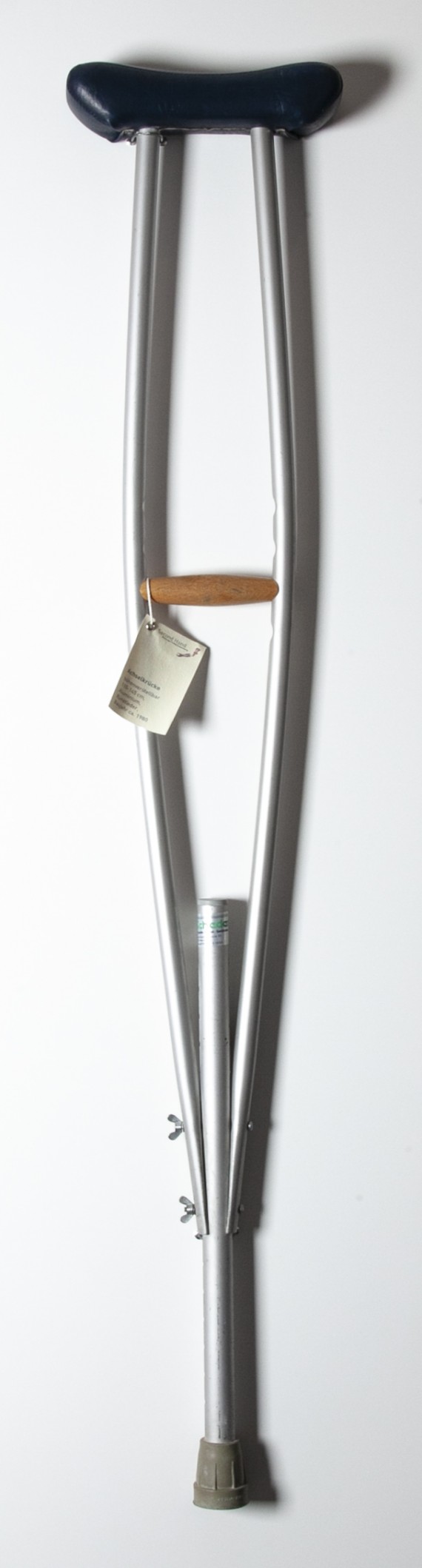 Typische längenjustierbare sogenannte Achselkrücke für die Rehabilitation aus den neunzehnhundertachtziger Jahren