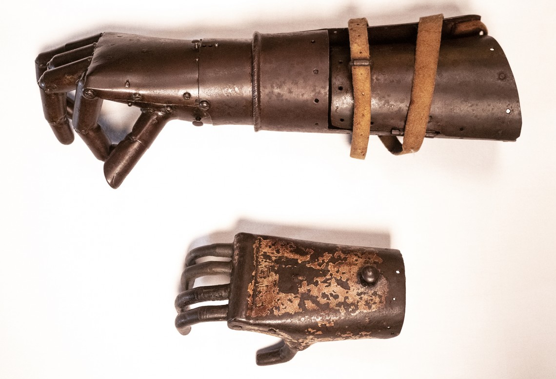 Foto von zwei eisernen Händen des Ritters Götz von Berlichingen