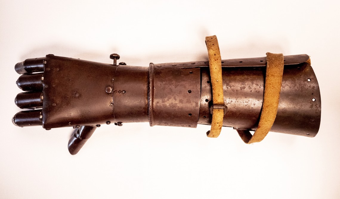 Foto der eisernen Hand mit Unterarmansatz des Ritters Götz von Berlichingen