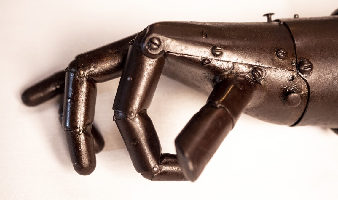 Foto von Detail der eisernen Hand des Ritters Götz von Berlichingen