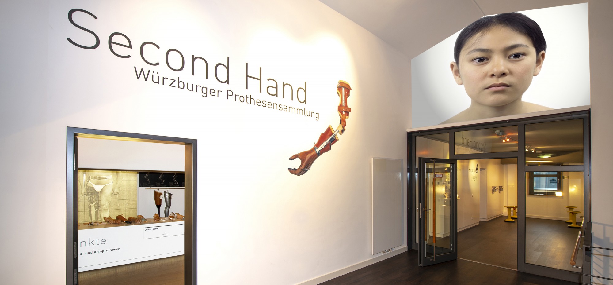 Foyerbereich der Würzburger Prothesensammlung mit Eingängen zur Sammlung und zum Selbsterfahrungsbereich