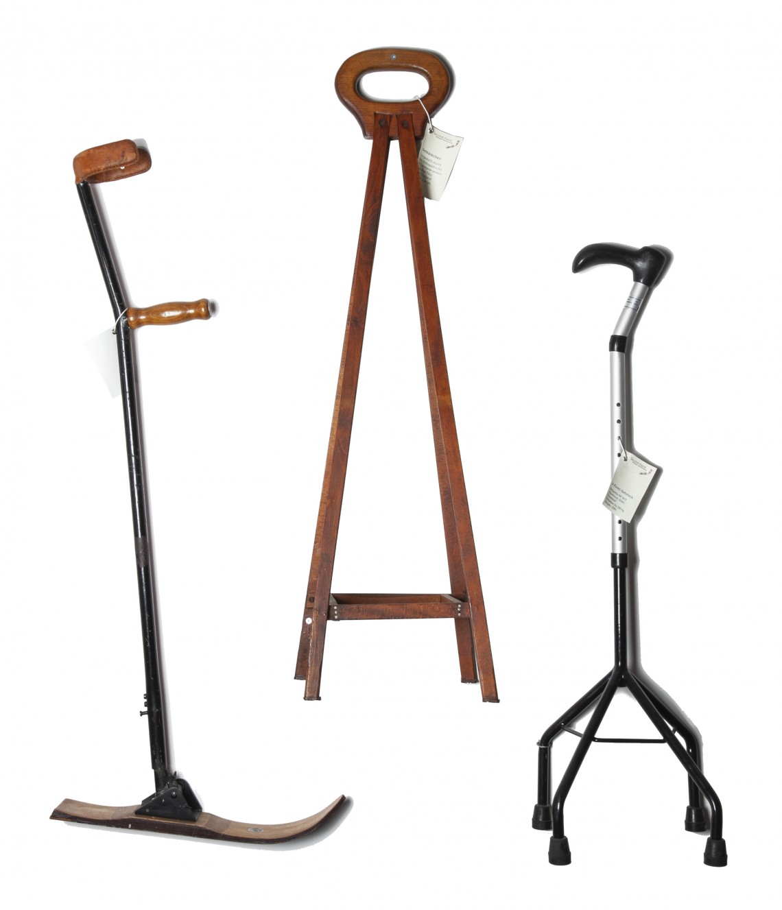 Drei verschiedene Gehhilfen und Stützhilfen aus verschiedenen Werkstoffen und Epochen