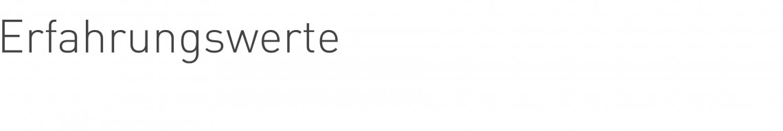 Blick in die Ausstellung auf eine gestaltete Präsentationswand mit drei wandmontierten Touchscreen-Monitoren