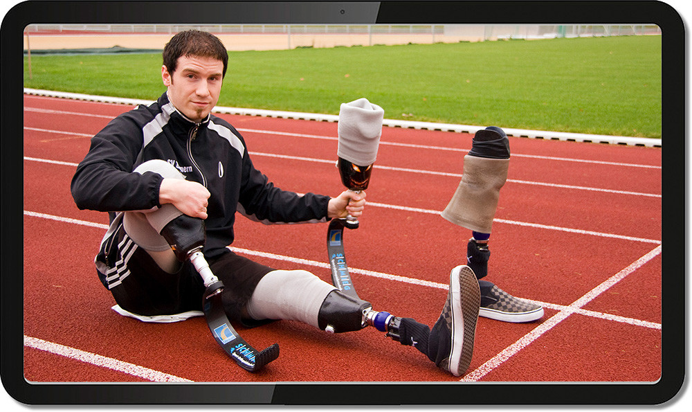 Ein junger Mann mit zwei Sprungfeder-Bein·prothesen aus Carbon·faser.